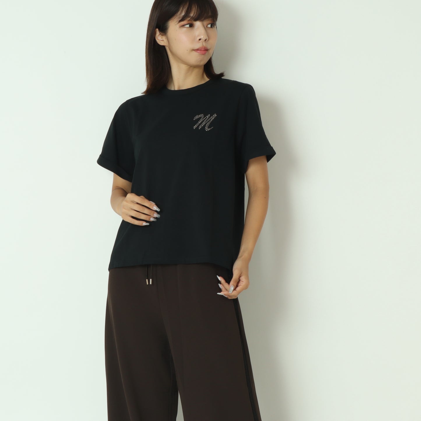 Mロゴブローチ風Tシャツ 713227
