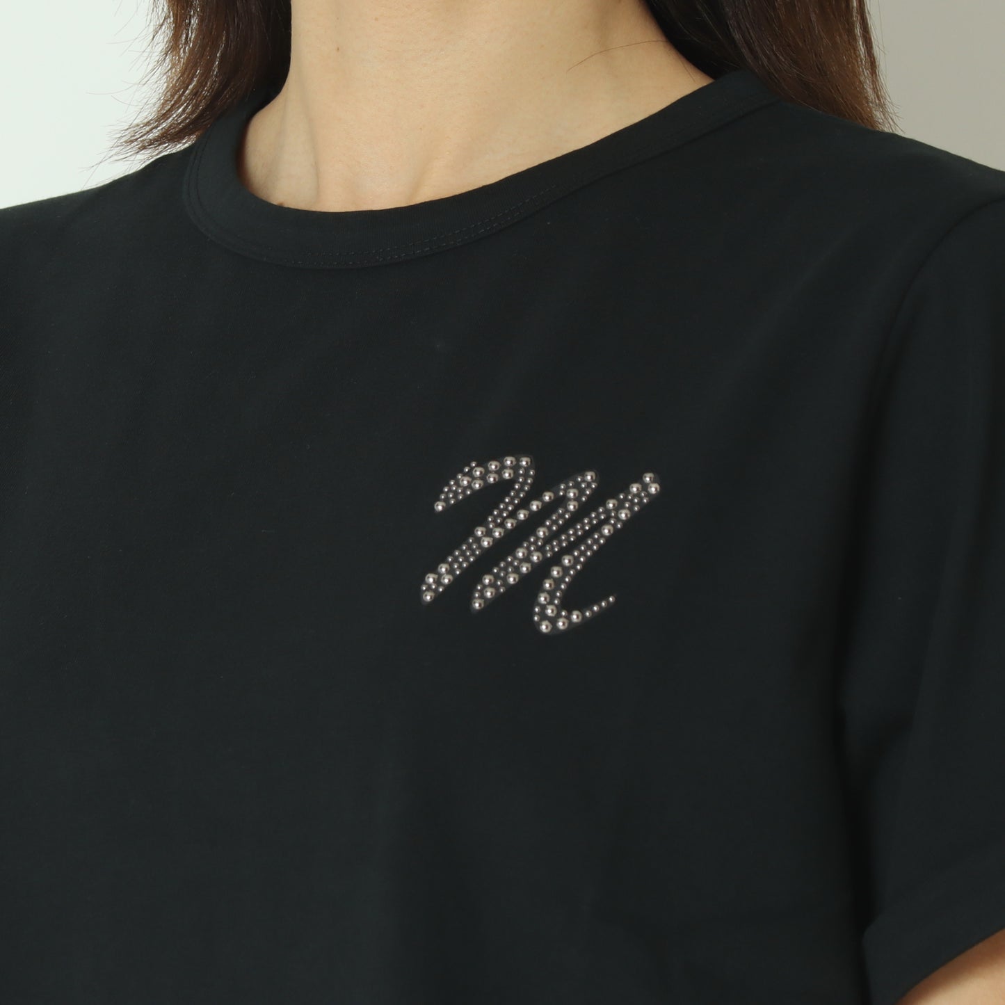 Mロゴブローチ風Tシャツ 713227