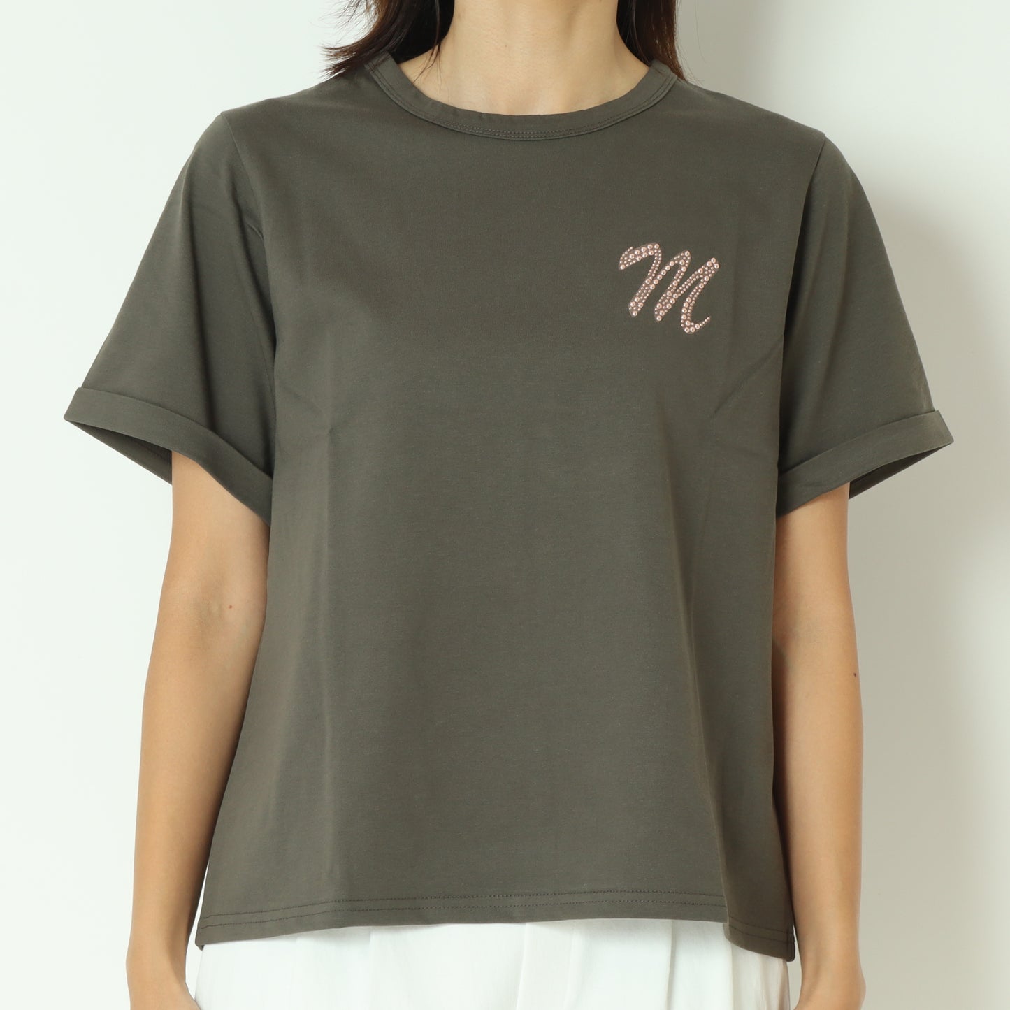 Mロゴブローチ風Tシャツ 713227