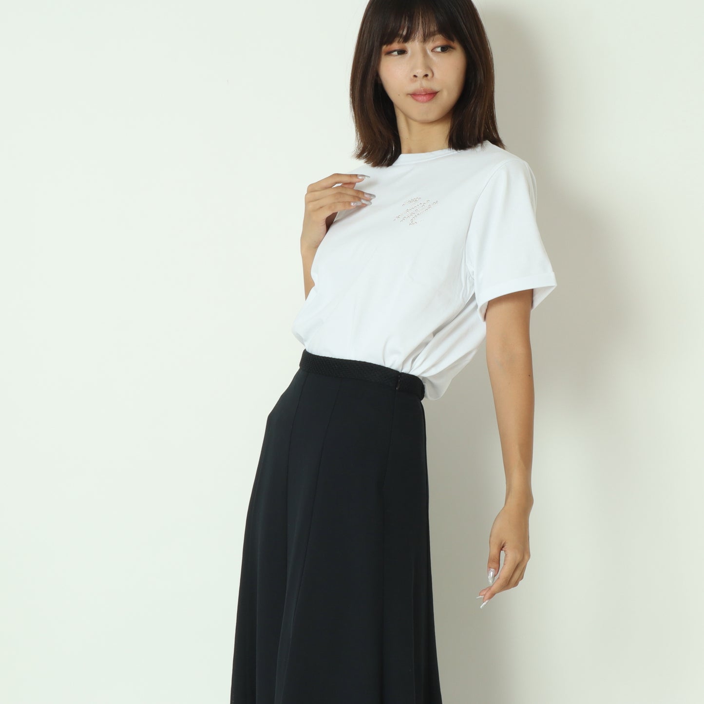 Mロゴブローチ風Tシャツ 713227