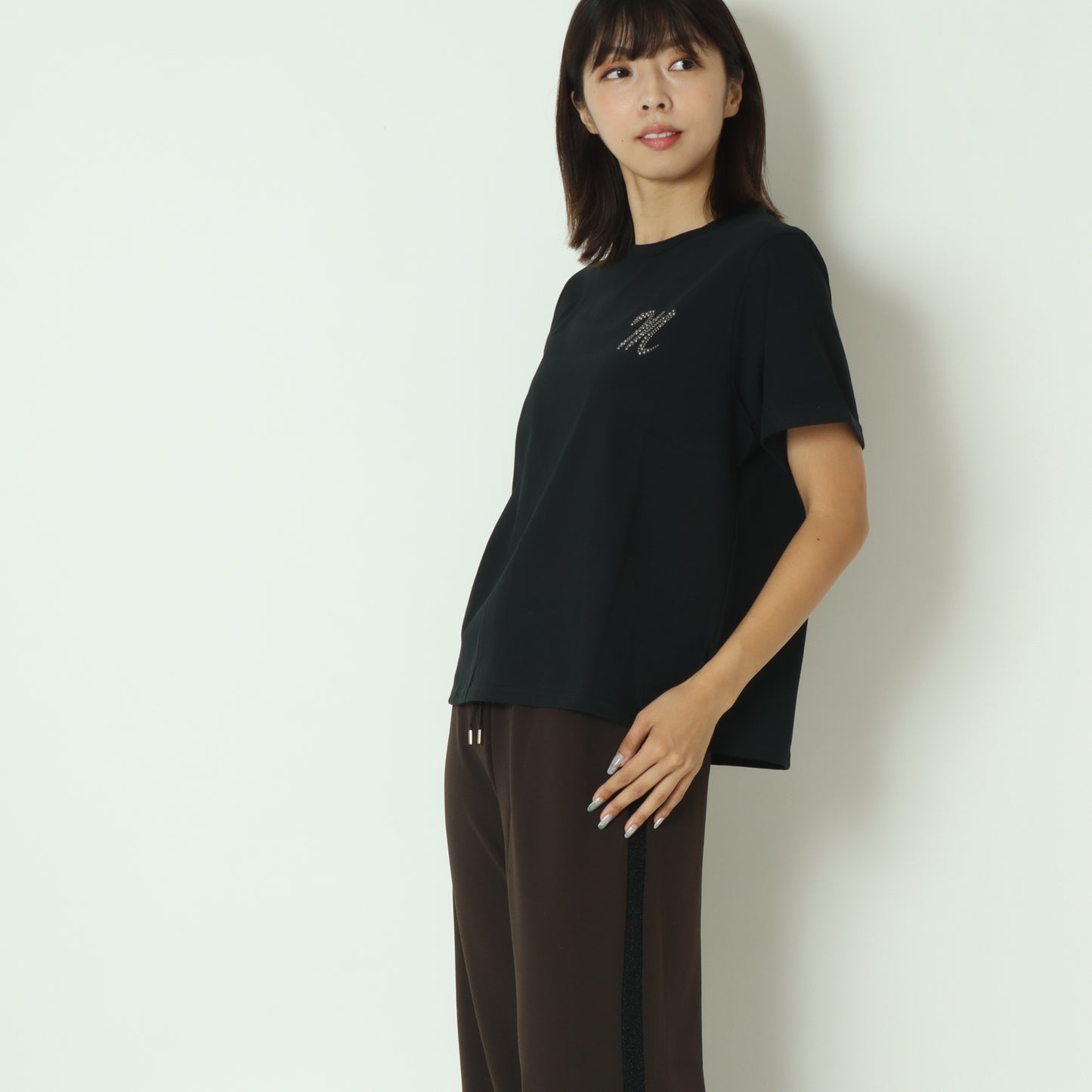Mロゴブローチ風Tシャツ 713227