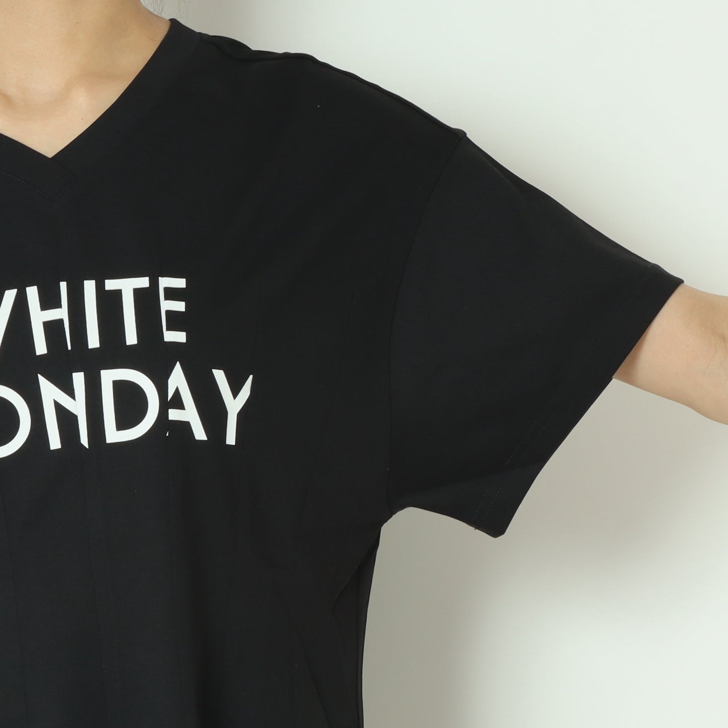 ロゴタックTシャツ H525118