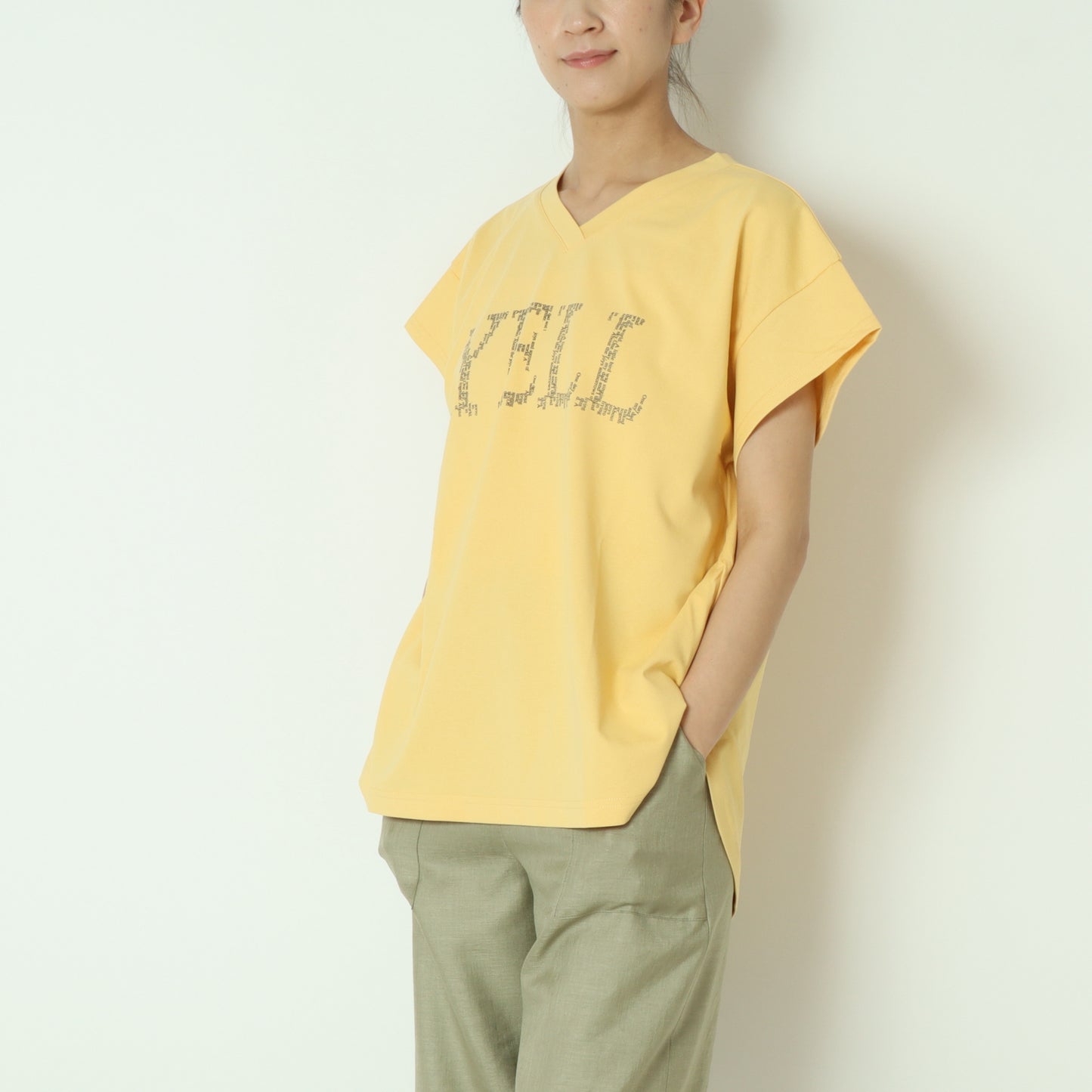 VネックロゴTシャツ H525119