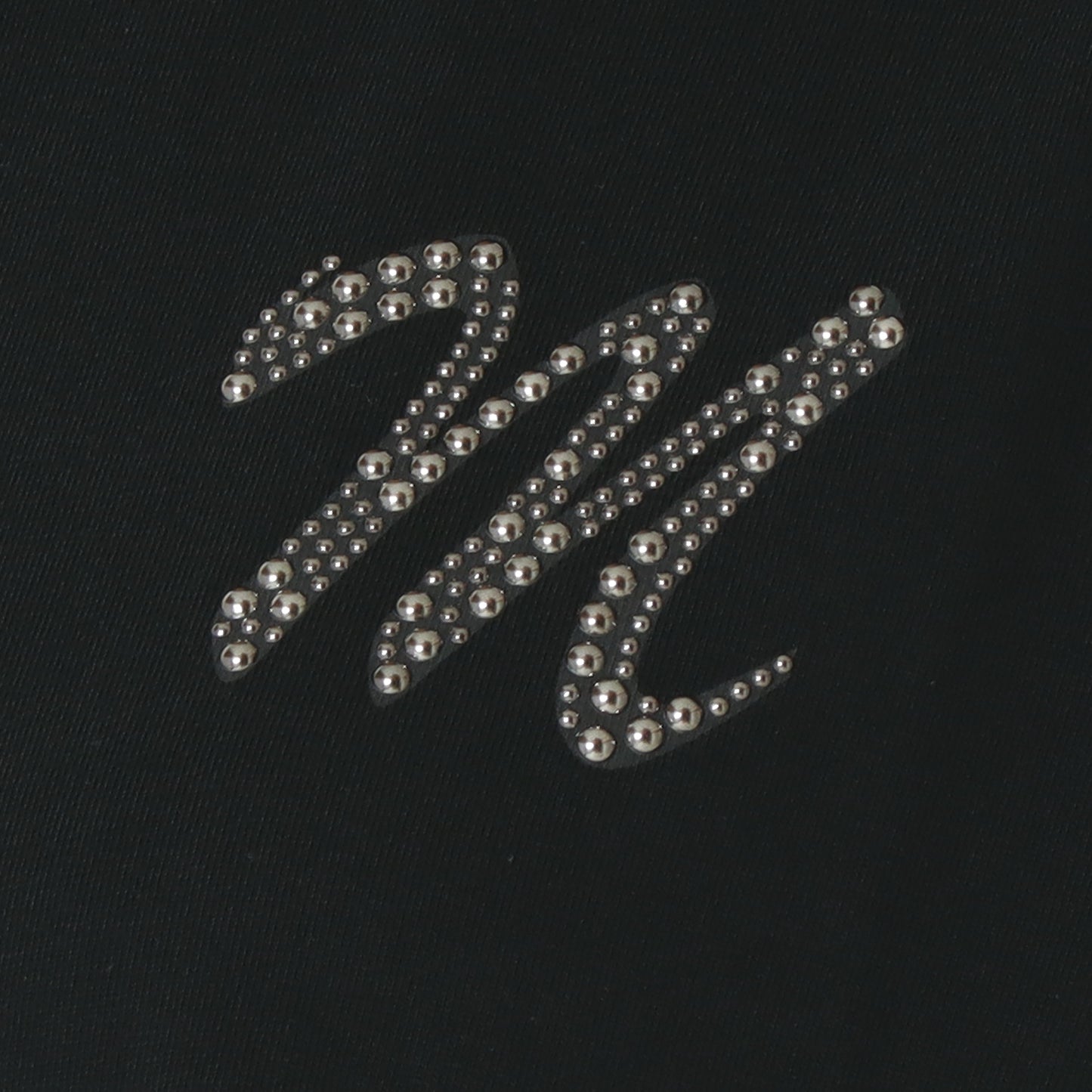 Mロゴブローチ風Tシャツ   713227