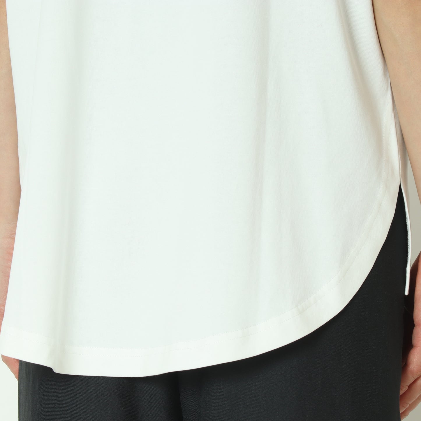 VネックロゴTシャツ  H525119