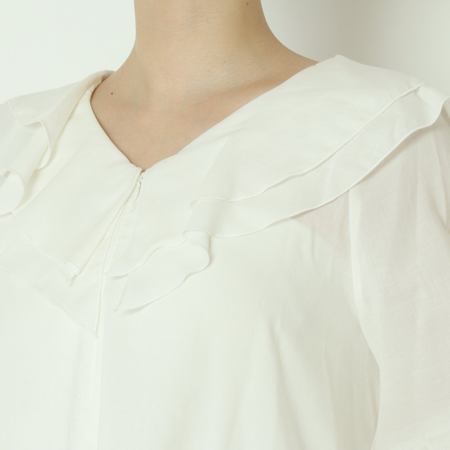 フリルネックシアーブラウス  897476