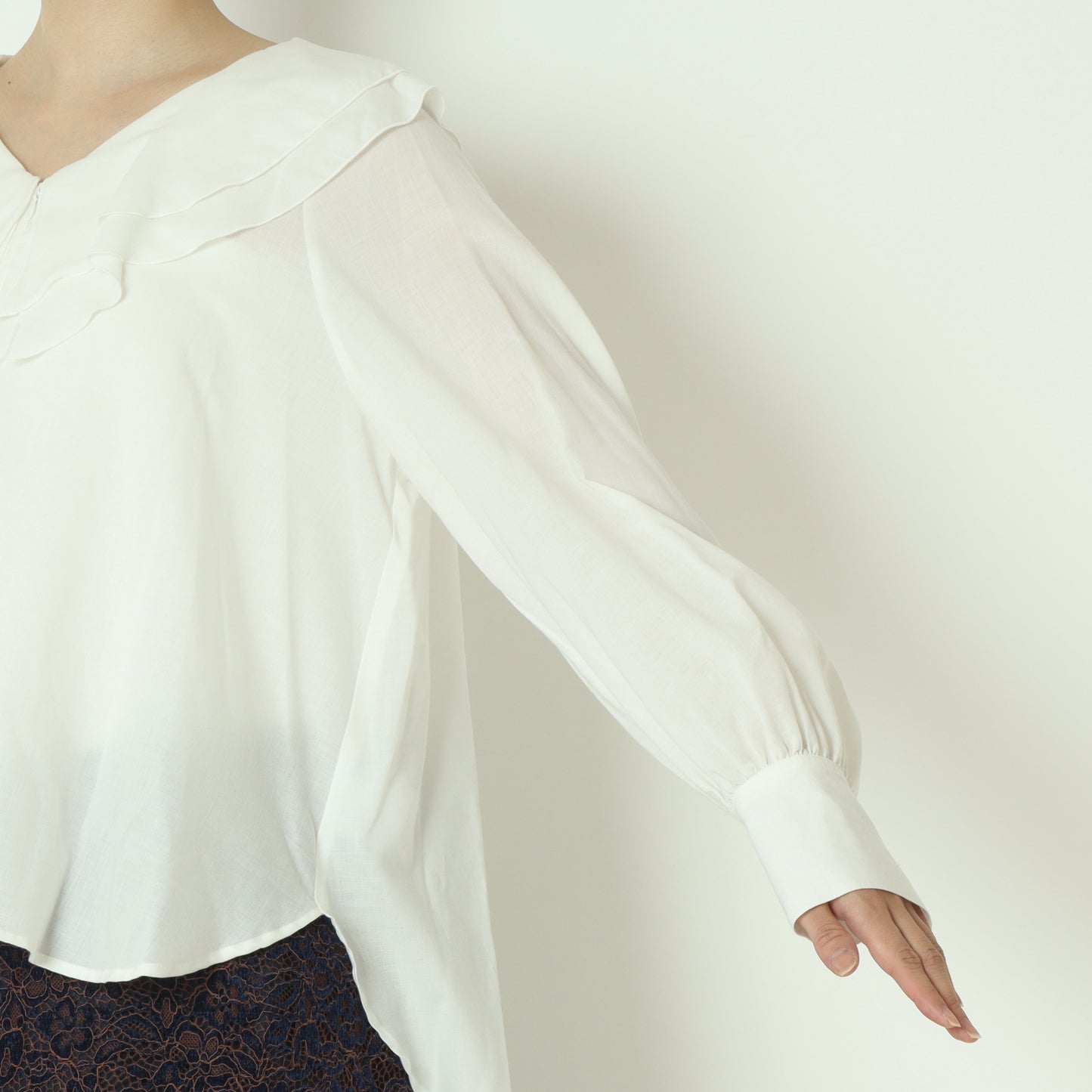 フリルネックシアーブラウス  897476