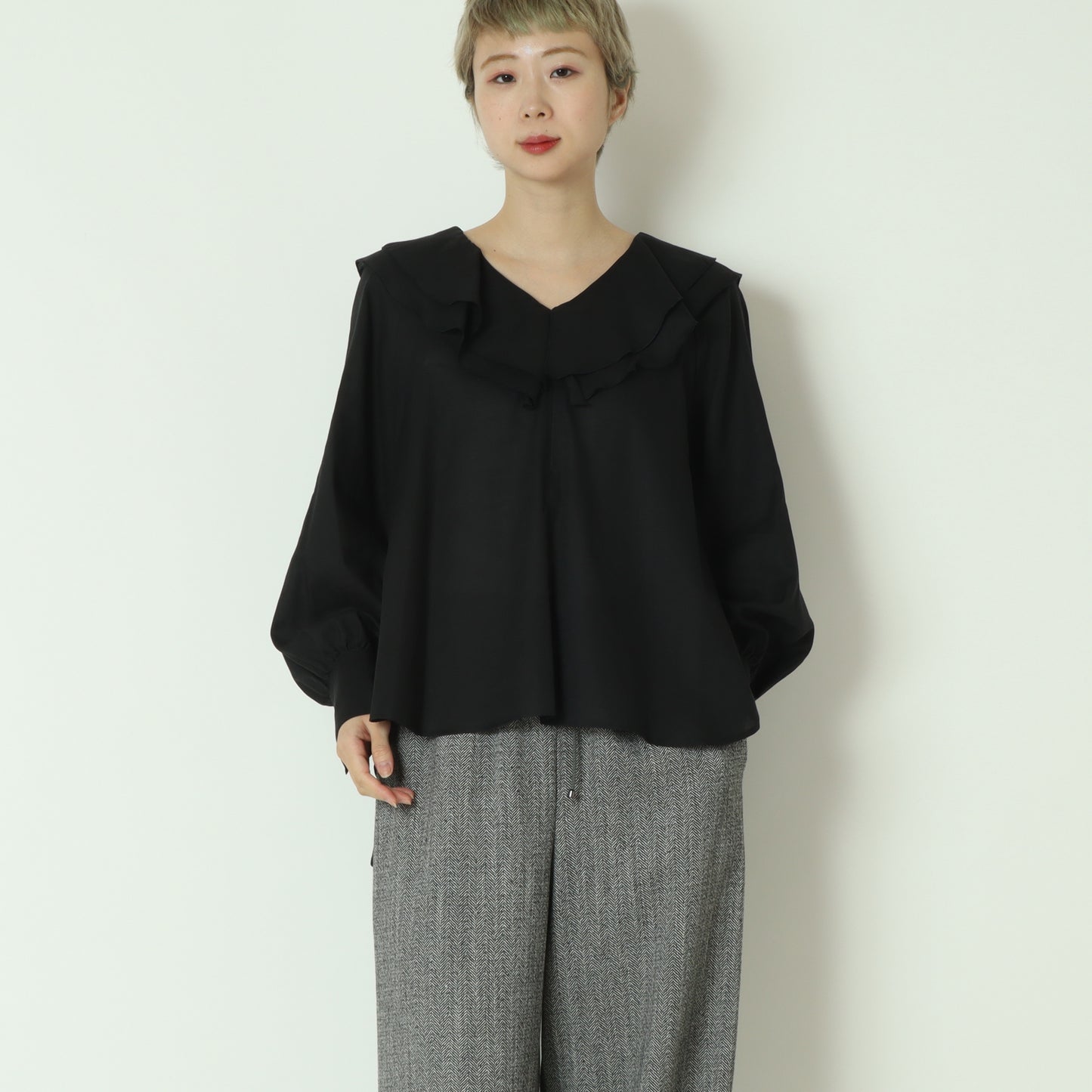 フリルネックシアーブラウス  897476