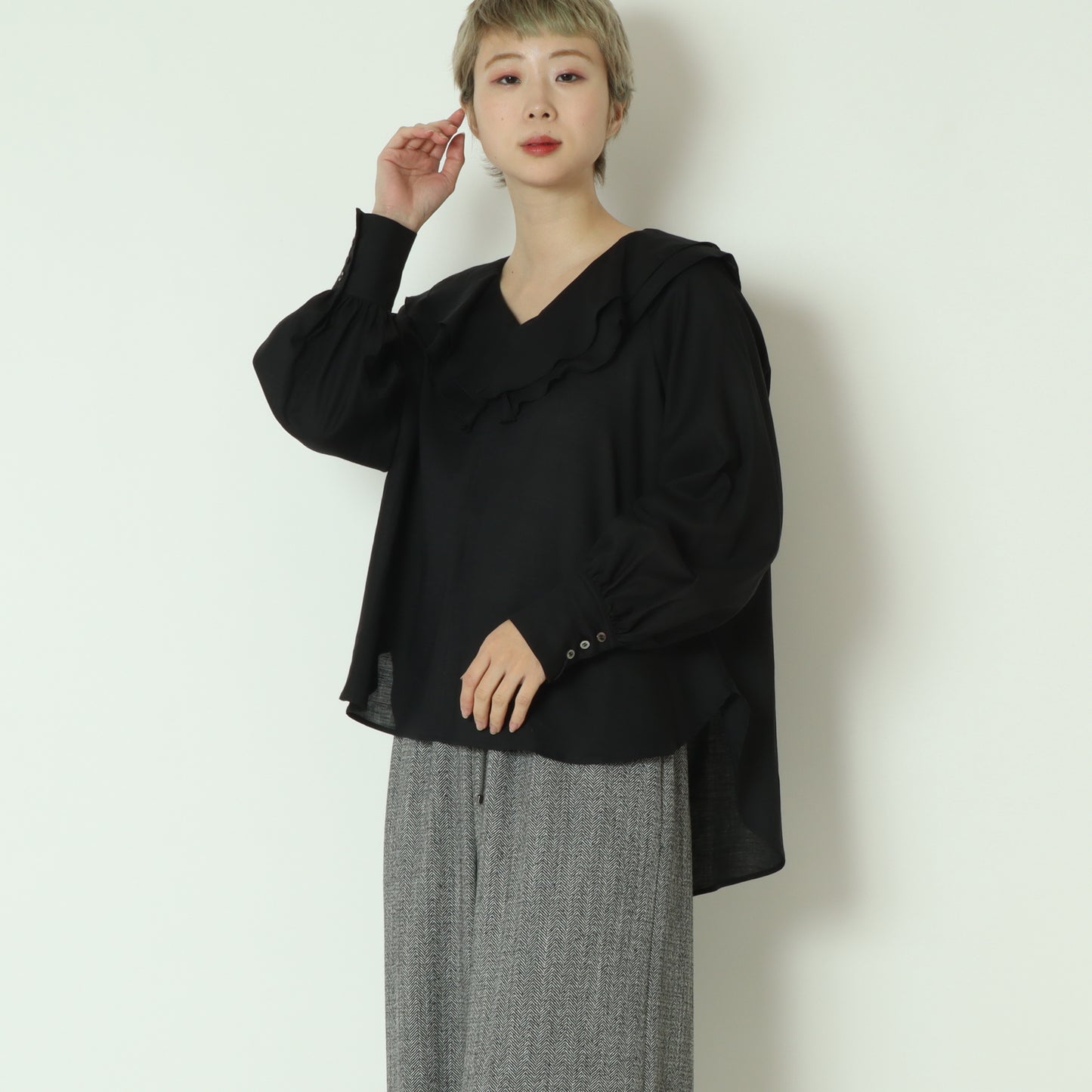 フリルネックシアーブラウス  897476