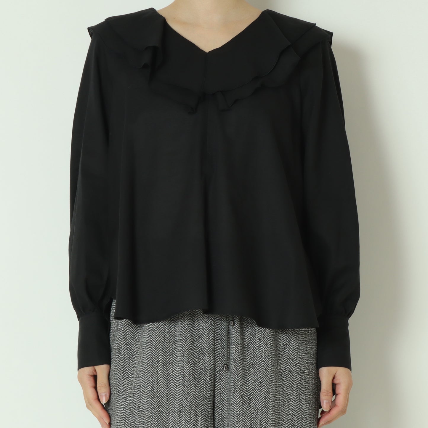 フリルネックシアーブラウス  897476