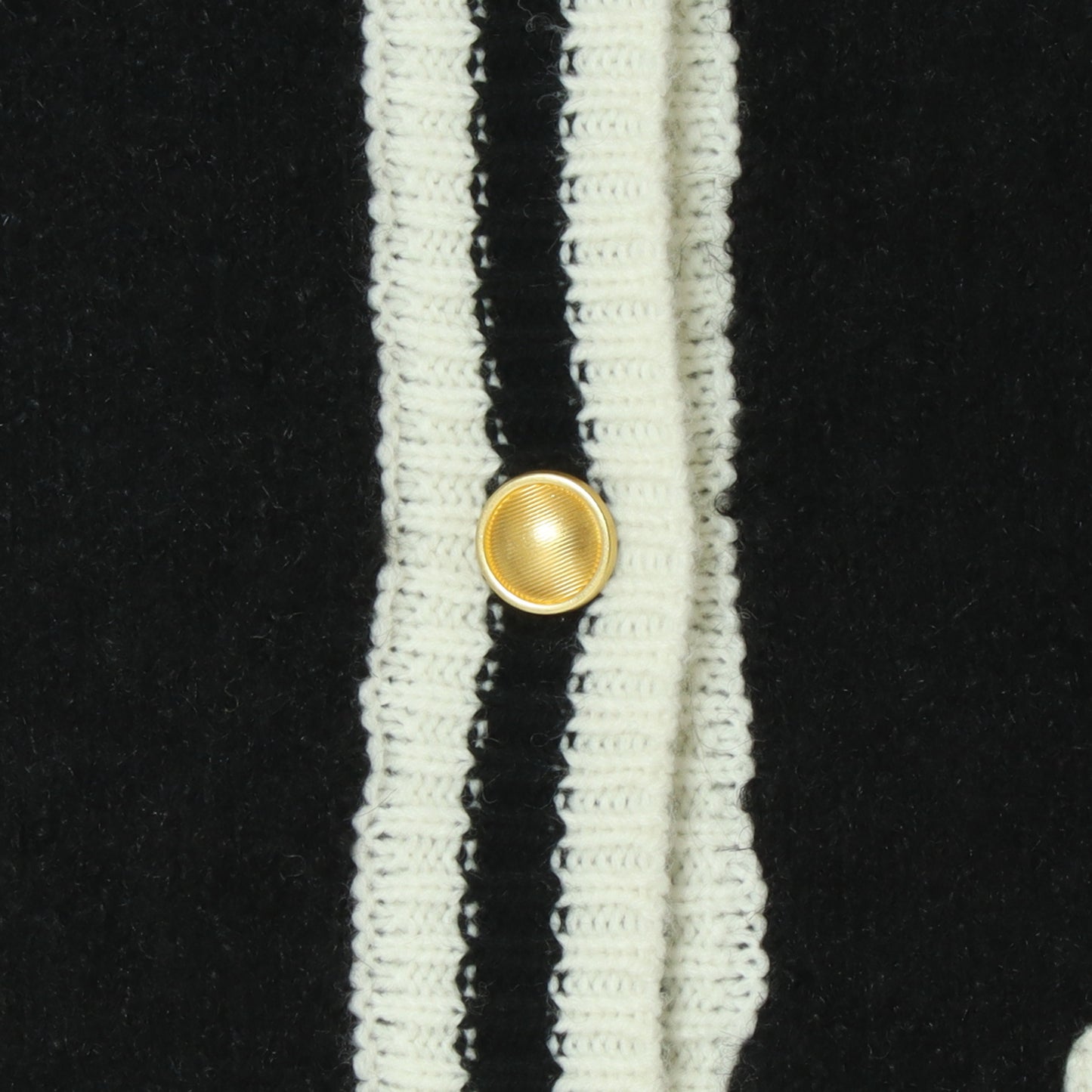 ゴールドボタンラインカーディガン D8632