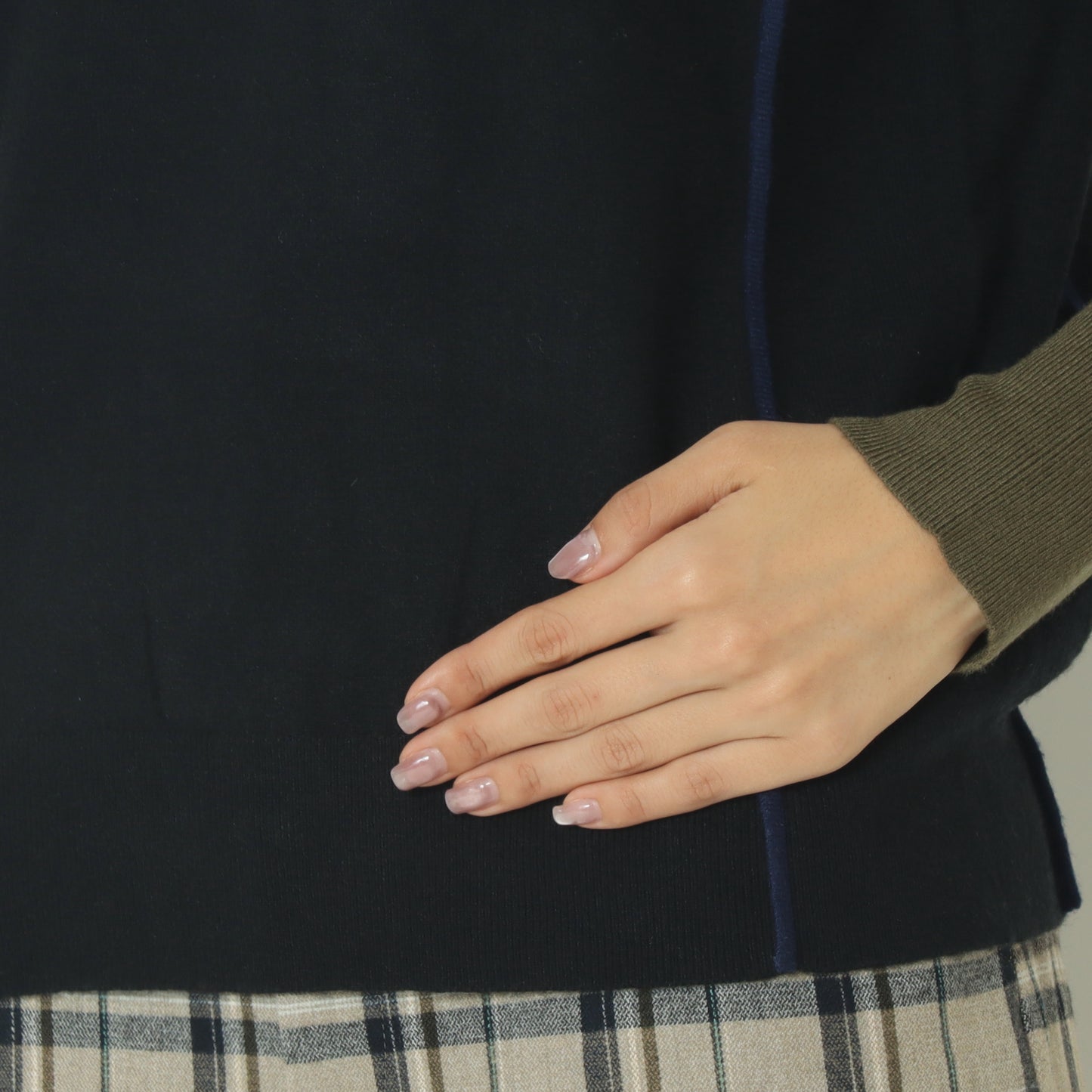 バイカラーパイピングハイネックニット  540003