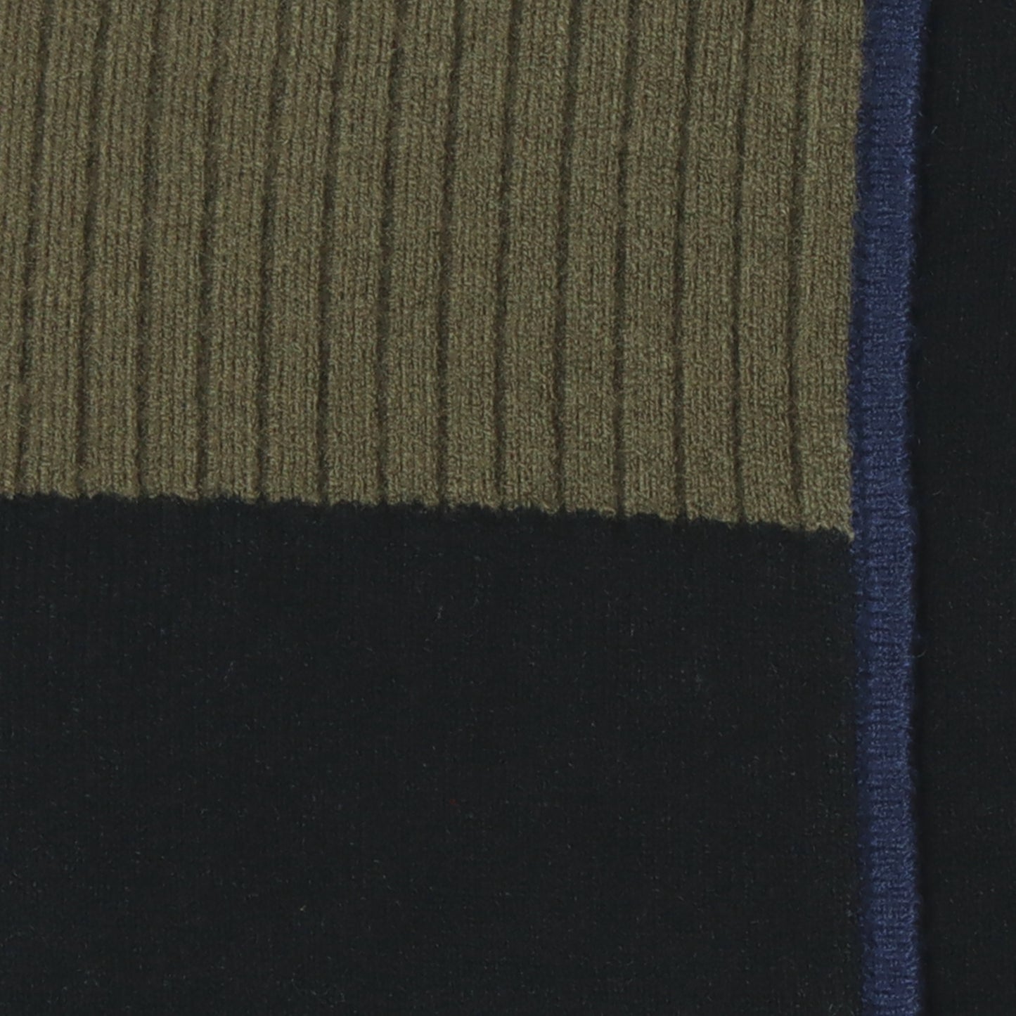 バイカラーパイピングハイネックニット  540003