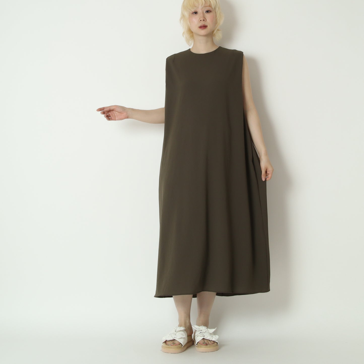 ストレートシルエットノースリーブワンピース　21268400