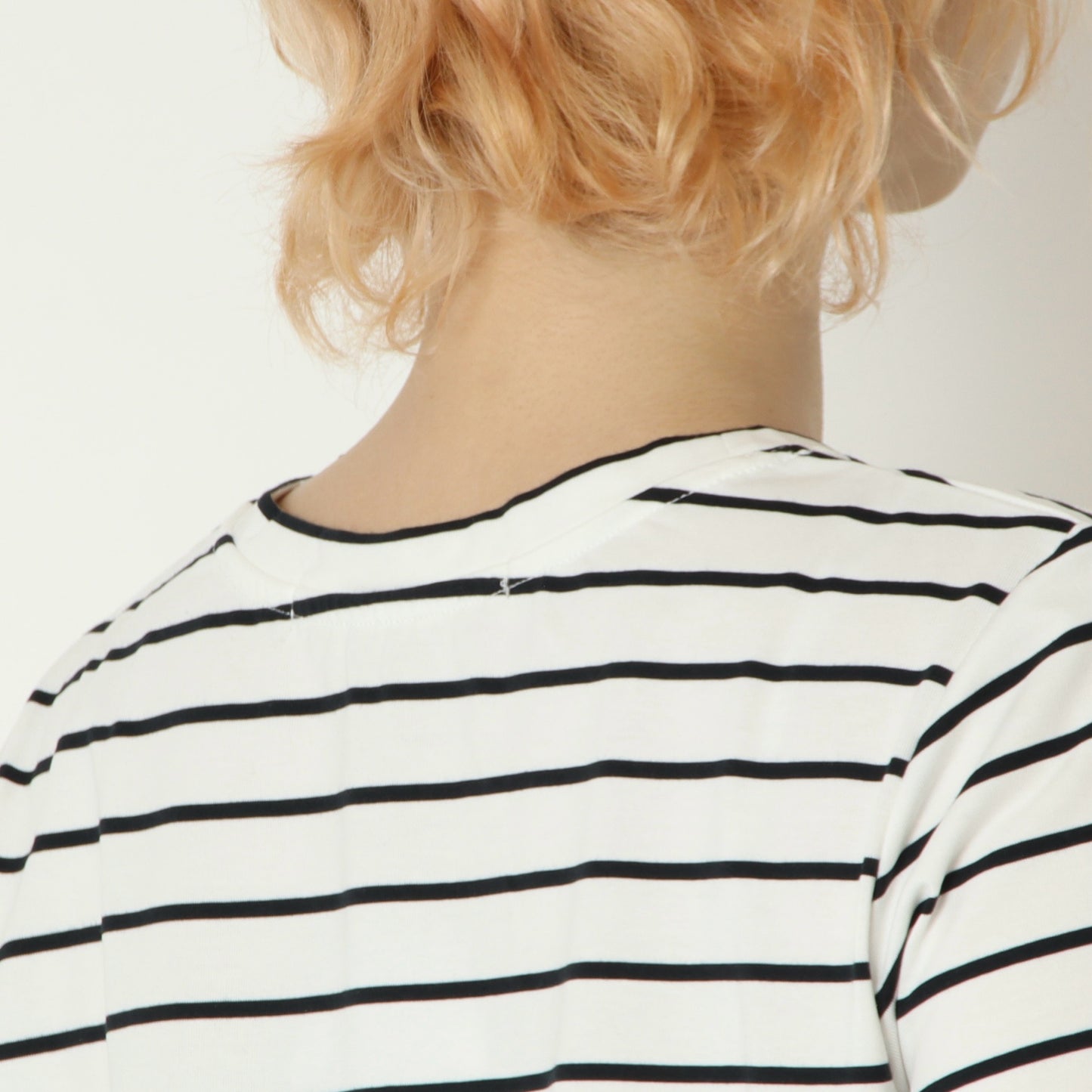 エンボス×箔ロゴTシャツ　DR2610023