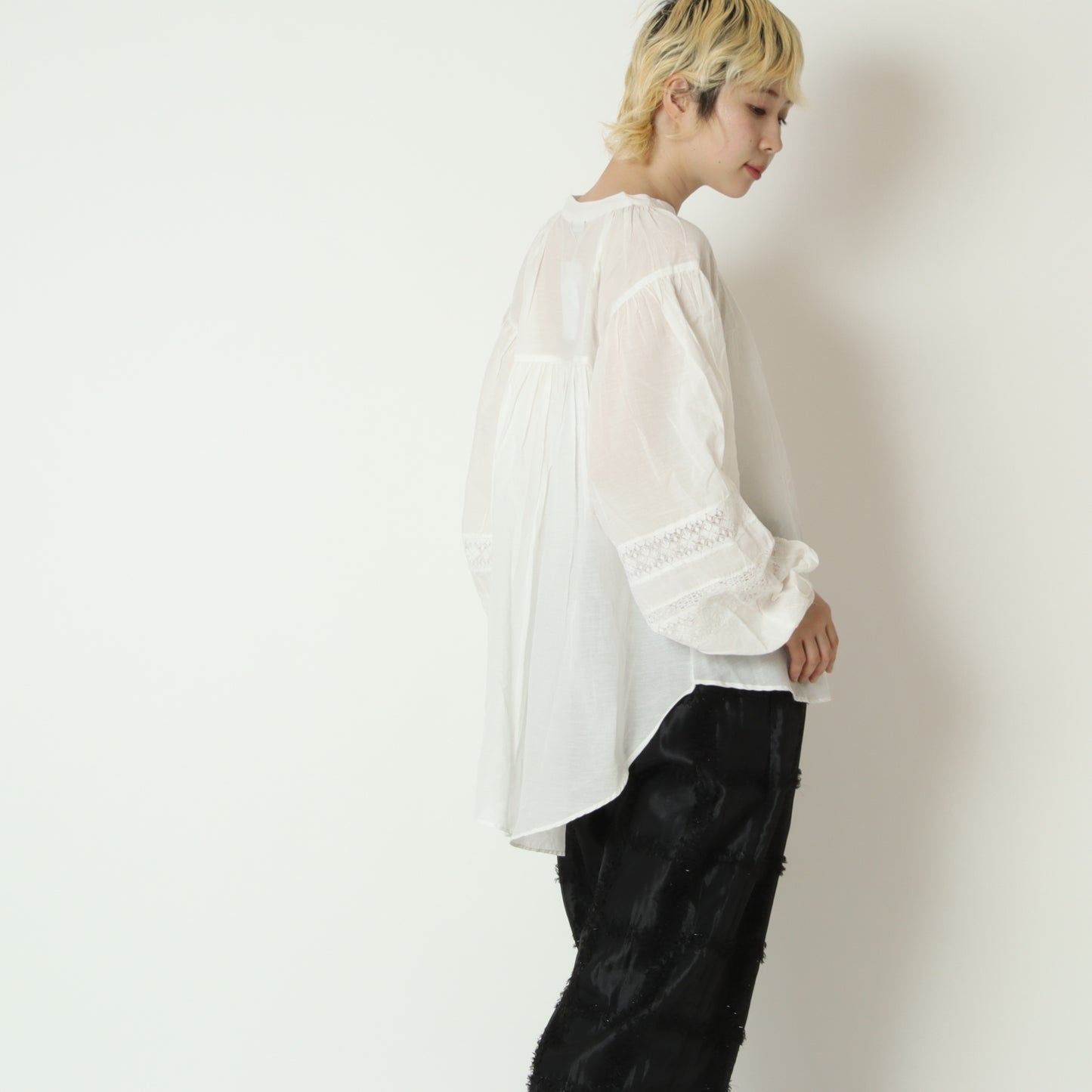 シアー切替ボリュームスリーブブラウス　261-5402