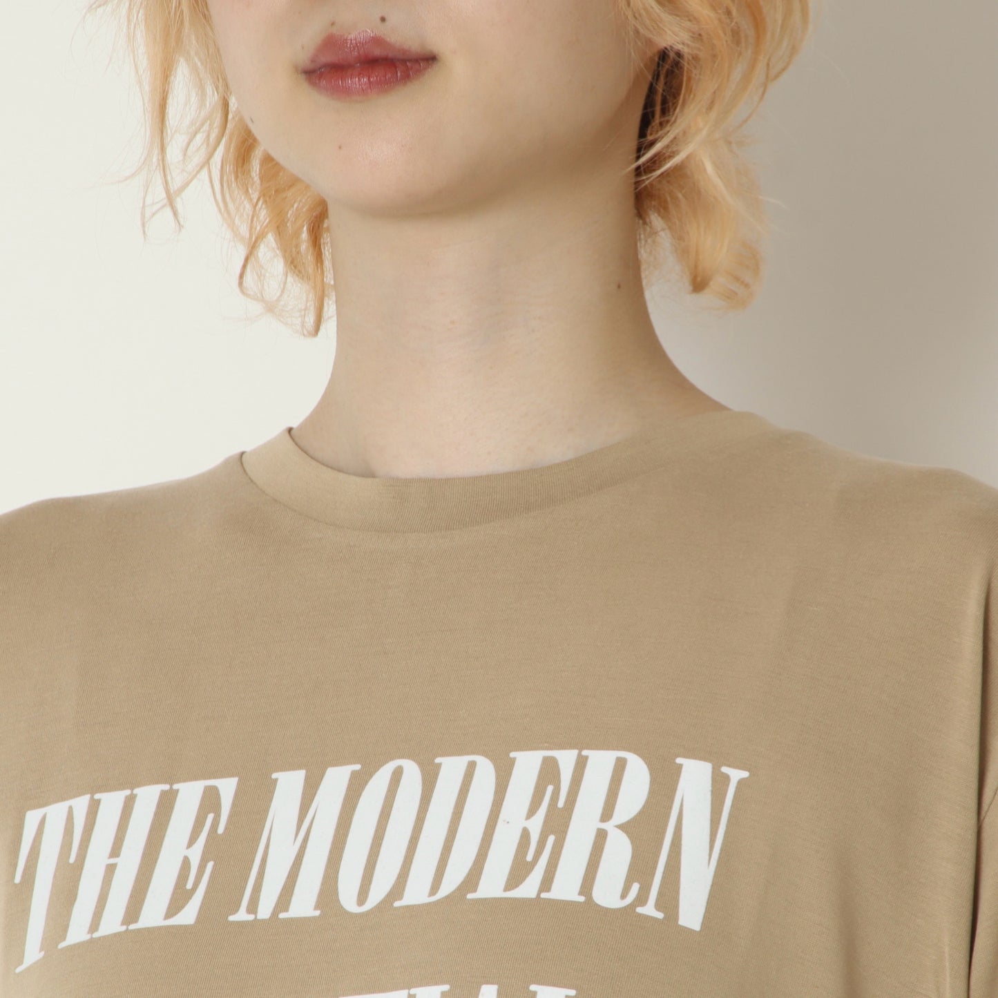 ロゴラウンドヘムTシャツ　810317