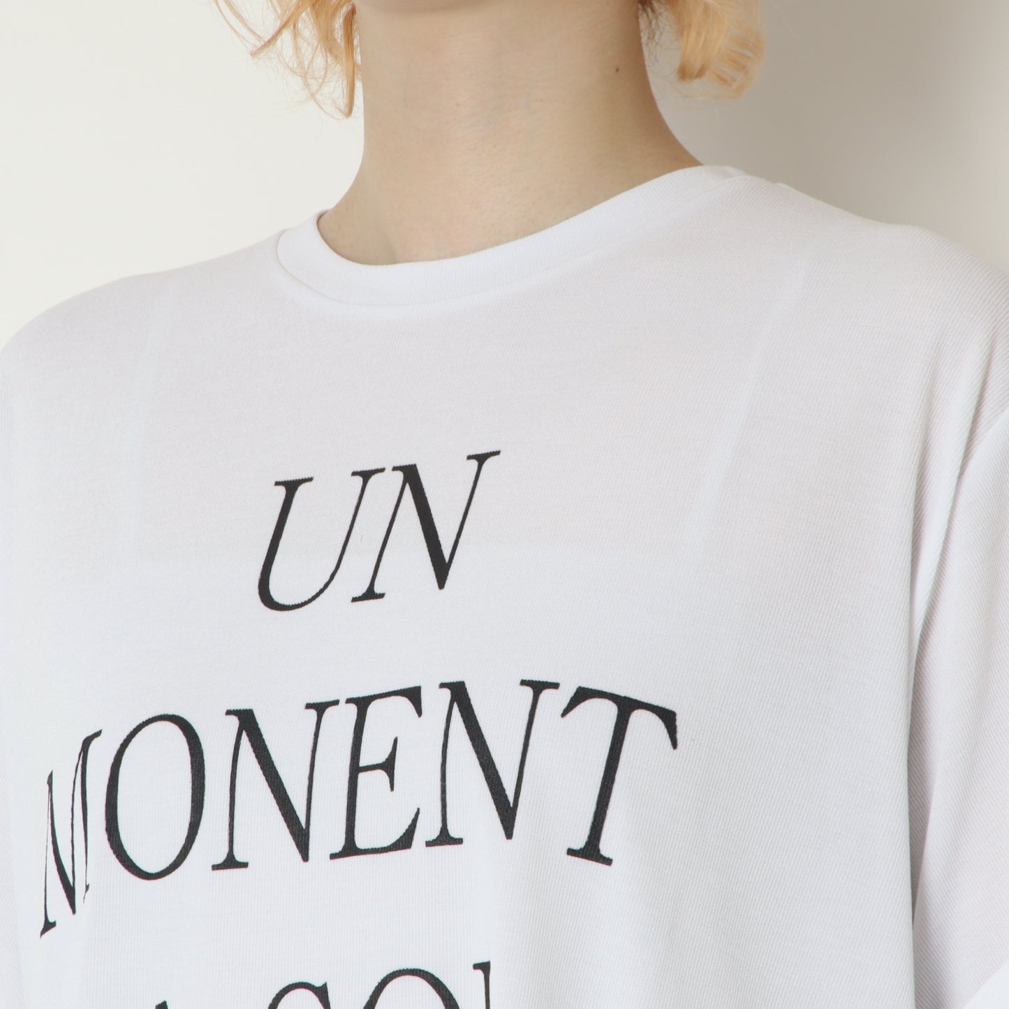 ロゴプリントラウンドヘムTシャツ　830308