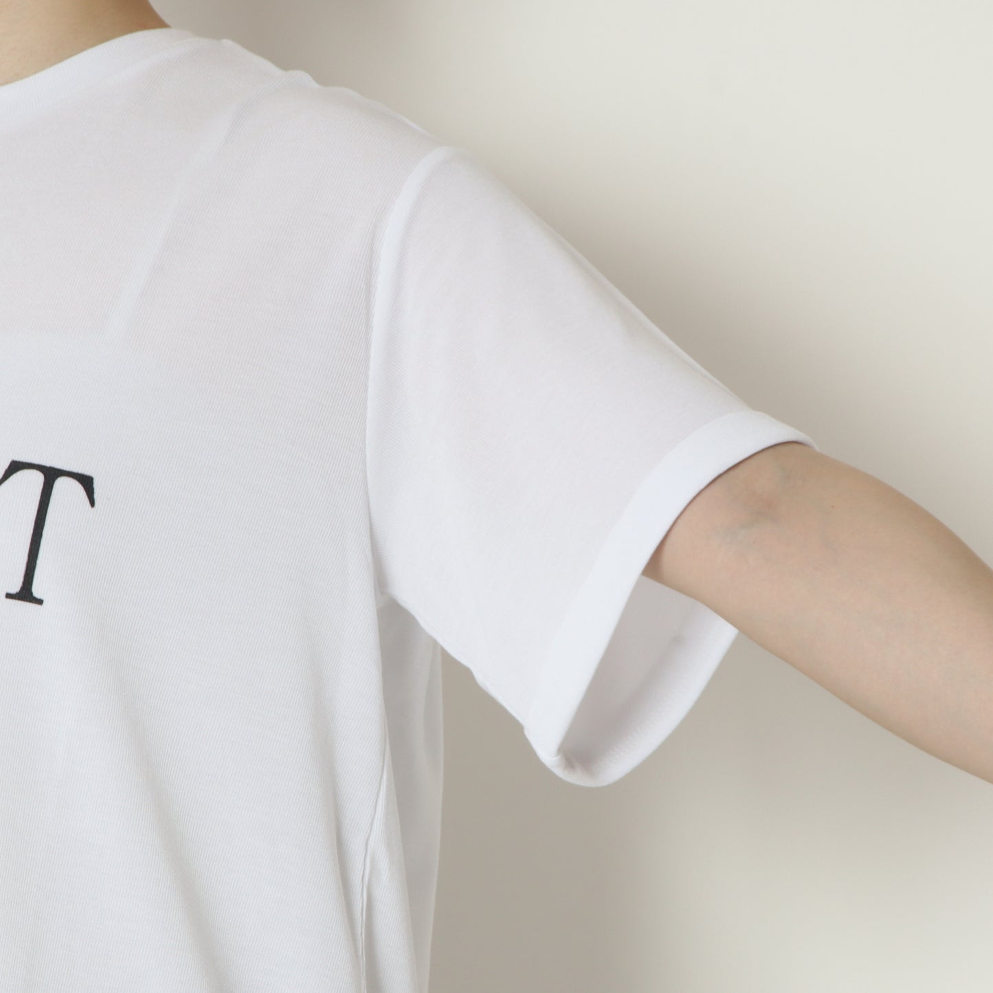 ロゴプリントラウンドヘムTシャツ　830308