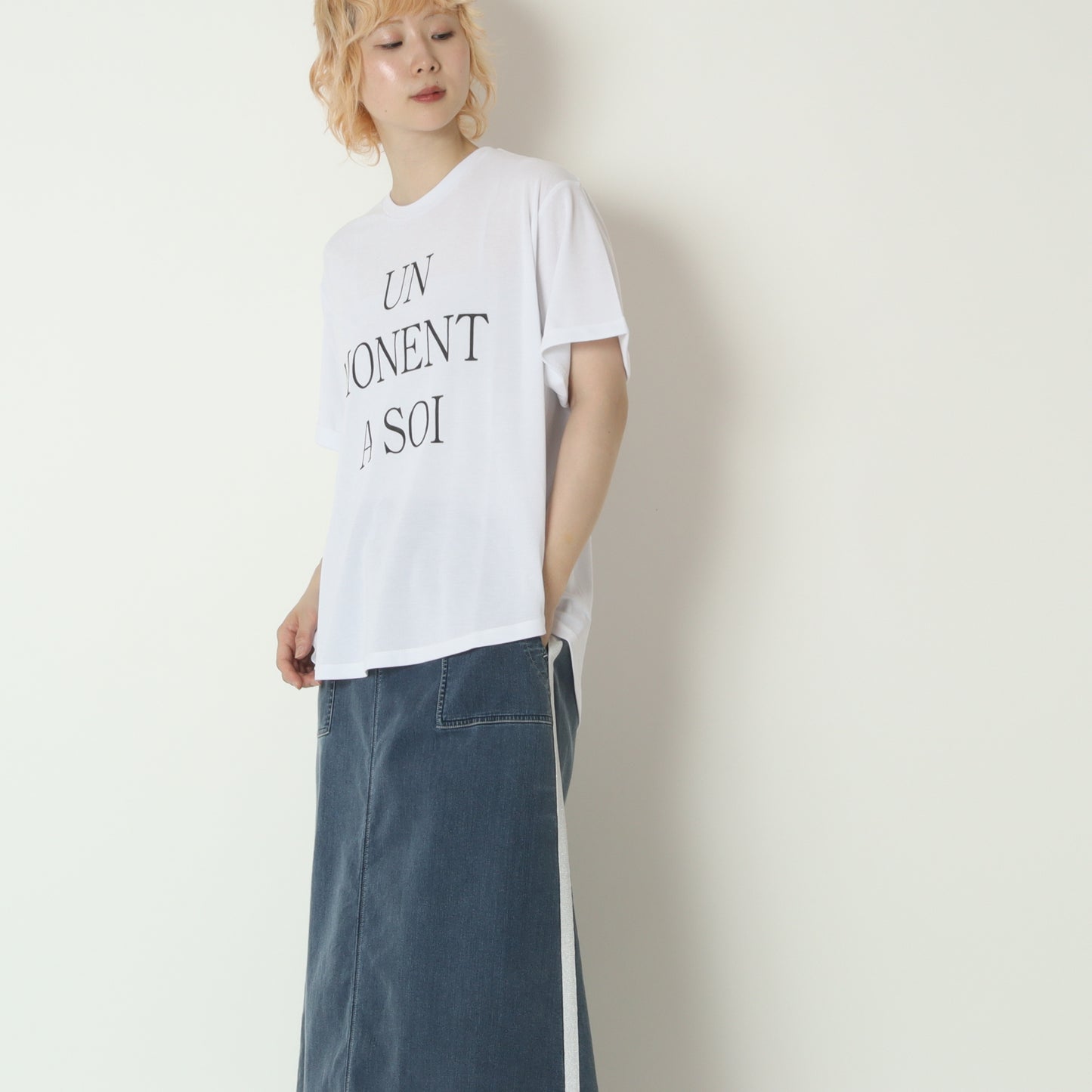 ロゴプリントラウンドヘムTシャツ　830308