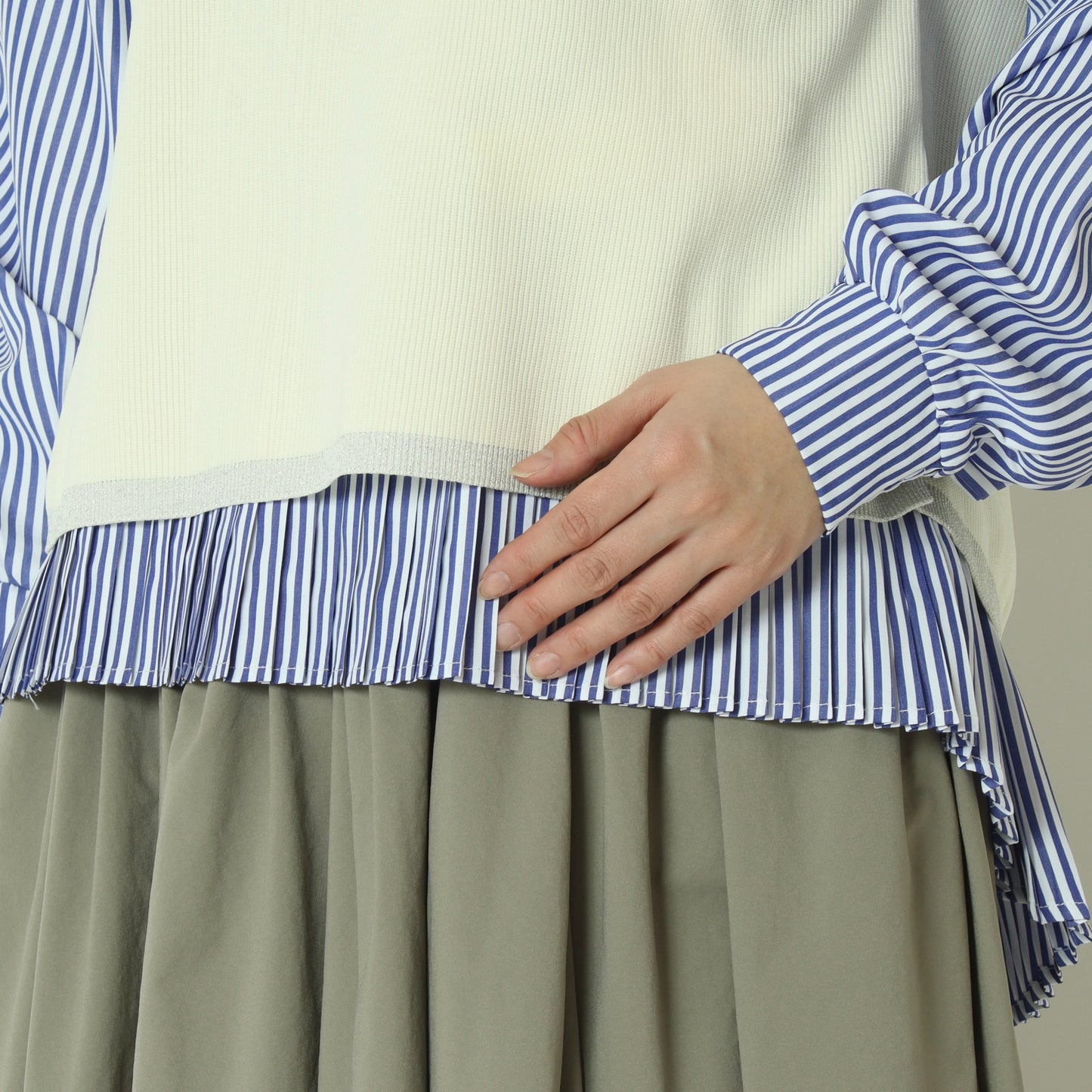 レイヤードニットベスト×ストライプシャツ  733905